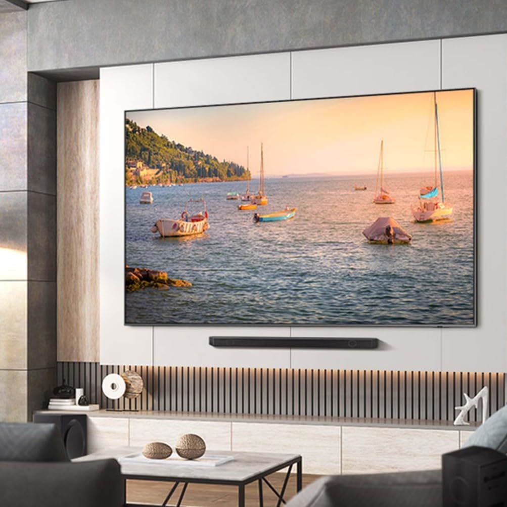 Il gigantesco schermo da 98 pollici del Samsung QLED 4K installato a parete in un home theater.